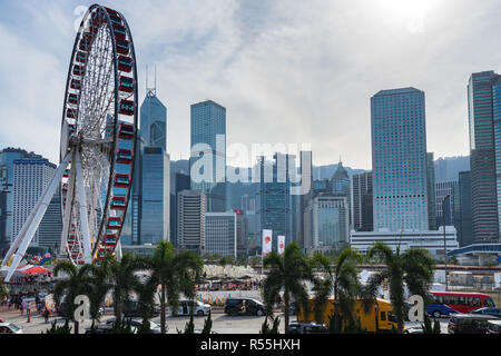 Roue d'observation de Hong Kong et le Centre de financial district skyline en arrière-plan. Hong Kong, Janvier 2018 Banque D'Images