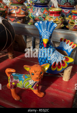 L'art populaire mexicain en terre cuite : oiseaux caille et Chihuahua Banque D'Images