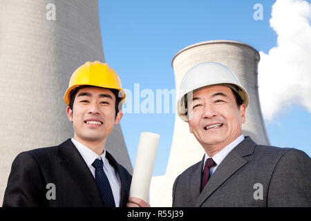 Les hommes d'affaires à power plant Banque D'Images