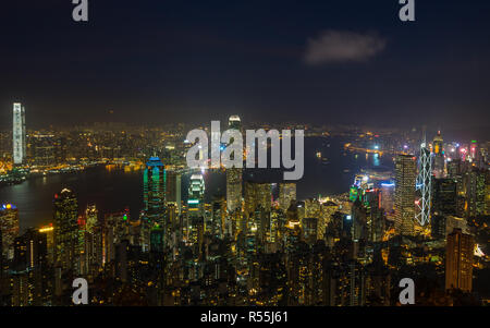 Large panorama de nuit d'horizon de Hong Kong et le port de Victoria. Hong Kong, Janvier 2018 Banque D'Images