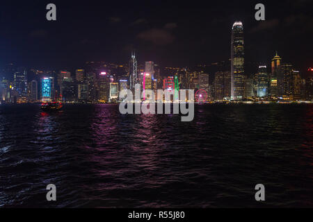 Vue nocturne de Hong Kong et le port de Victoria vue de Kowloon. Hong Kong, Janvier 2018 Banque D'Images
