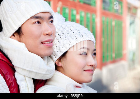 Heureux couple hugging in Yard Hutong Banque D'Images