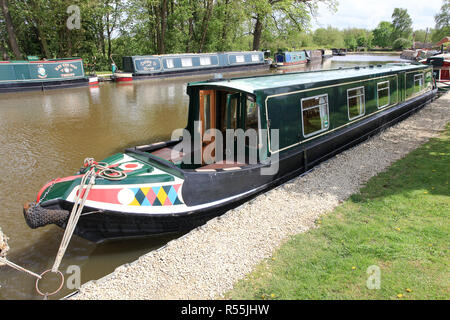 Bateau "canal" Everswell amarré à Thrupp, sur le canal d'Oxford dans l'Oxfordshire, Royaume-Uni Banque D'Images