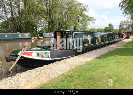 Bateau "canal" Everswell amarré à Thrupp, sur le canal d'Oxford dans l'Oxfordshire, Royaume-Uni Banque D'Images