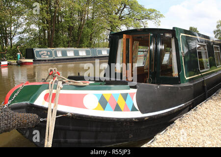 Bateau "canal" Everswell amarré à Thrupp, sur le canal d'Oxford dans l'Oxfordshire, Royaume-Uni Banque D'Images