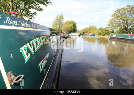 Bateau "canal" Everswell amarré à Thrupp, sur le canal d'Oxford dans l'Oxfordshire, Royaume-Uni Banque D'Images