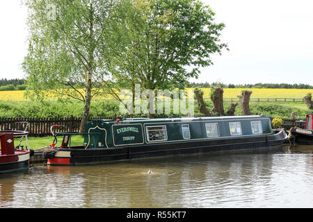 Bateau "canal" Everswell amarré à Thrupp, sur le canal d'Oxford dans l'Oxfordshire, Royaume-Uni Banque D'Images