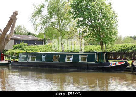 Bateau "canal" Everswell amarré à Thrupp, sur le canal d'Oxford dans l'Oxfordshire, Royaume-Uni Banque D'Images