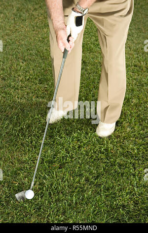 Senior man playing golf Banque D'Images