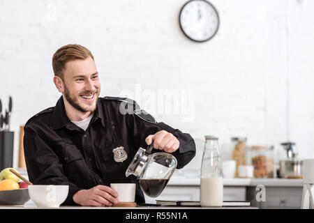 Professionnels agent de police de verser du café de cuisine en verre pot à Banque D'Images