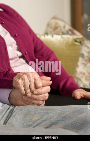 Senior couple holding hands Banque D'Images