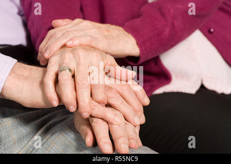 Couple de personnes âgées avec les mains Banque D'Images