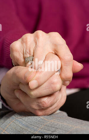 Senior couple holding hands Banque D'Images