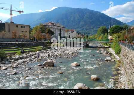 Vue sur Merano Meran, ville du sud Tyrol en Italie, traversée par la rivière passant Banque D'Images