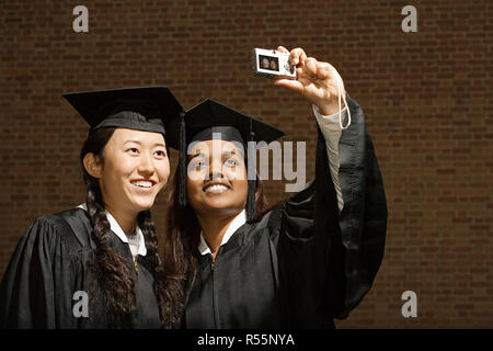 Deux diplômées de prendre une photo Banque D'Images