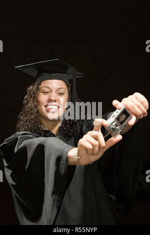Female graduate prenant un self portrait Banque D'Images