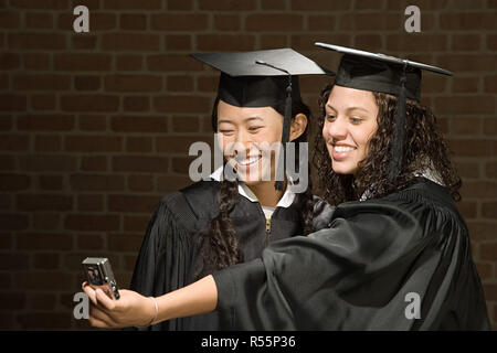 Deux diplômées de prendre une photo Banque D'Images