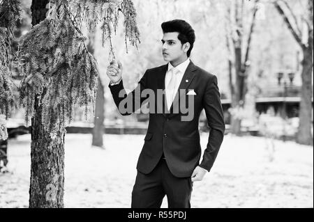 Indien élégant homme macho modèle sur costume et cravate rose posés sur journée d'hiver. Banque D'Images