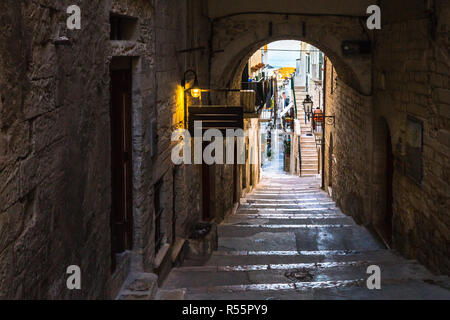 Dans une ruelle pittoresque de la vieille ville de Vieste, Pouilles, Italie Banque D'Images
