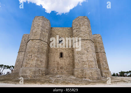 Castel del Monte, le célèbre château construit au 13ème siècle par l'empereur Frédéric II, Pouilles, Italie Banque D'Images