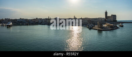 Seascape de Trani sunsent au port, avec la vieille ville et la cathédrale se consacrer à Saint Nicolas, Pouilles, Italie Banque D'Images