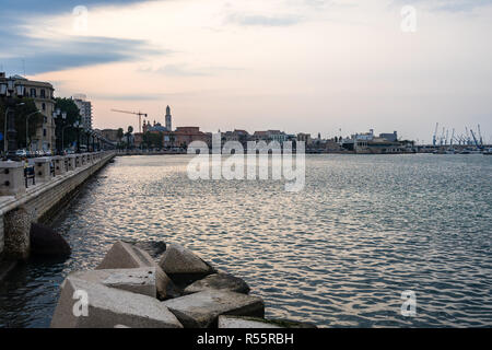 Seascape avec port de Bari et la ligne d'horizon sur l'avant-plan, les Pouilles, Italie Banque D'Images