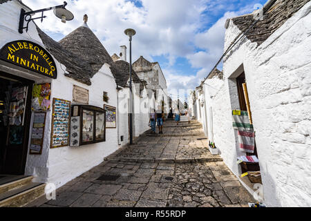 Magasins de souvenirs dans un trullo dans Alberobello. Alberobello, Pouilles, Italie, août 2017 Banque D'Images