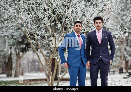 Deux élégantes à la mode indienne modèle mans sur fonction posée lors de journée d'hiver. Banque D'Images