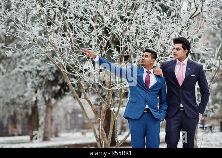 Deux élégantes à la mode indienne modèle mans sur fonction posée lors de la journée d'hiver, montrer quelque chose. Banque D'Images