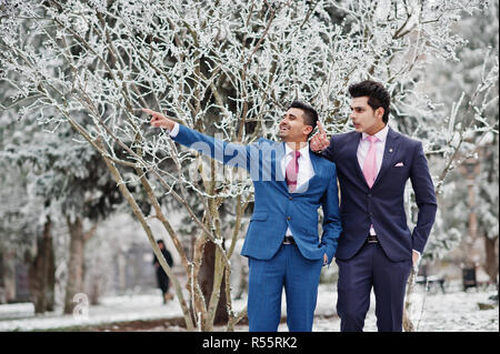 Deux élégantes à la mode indienne modèle mans sur fonction posée lors de la journée d'hiver, montrer quelque chose. Banque D'Images