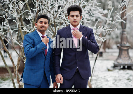 Deux élégantes à la mode indienne modèle mans sur fonction posée lors de journée d'hiver. Banque D'Images