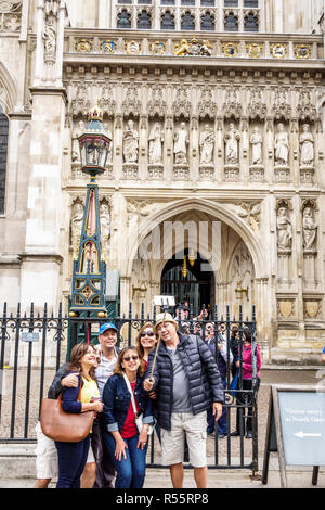 Londres Angleterre,Royaume-Uni,Royaume-Uni Grande-Bretagne,Abbaye de Westminster,Église gothique,protestante,extérieur,Grande porte ouest,adultes homme hommes, femme wom Banque D'Images