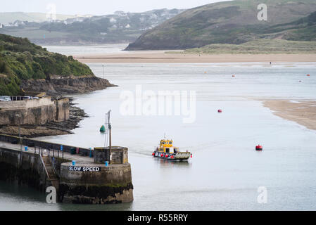 La traversée en ferry de passagers l'estuaire de Camel Rock approche le quai de Padstow. Banque D'Images