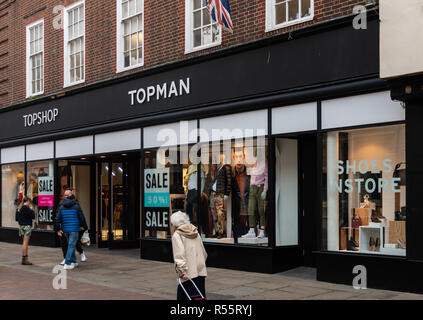 Chichester, Royaume-Uni - 06 octobre 2018 : La façade de la boutique de mode TopShop et TopMan à North Street Banque D'Images