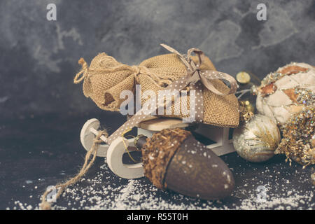 Or noël sac cadeau et jouets sur un traîneau en bois, style retro background Banque D'Images