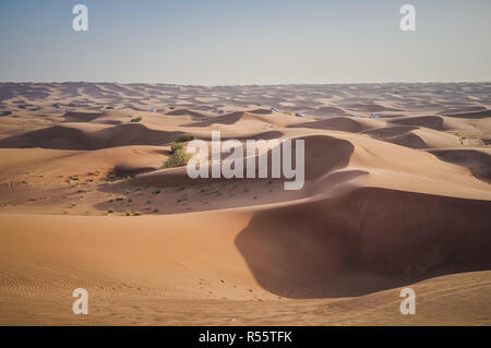 La conduite de véhicules hors route dans le désert de dunes de sable de Dubaï. 4 roues jeep safari. Banque D'Images