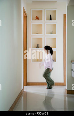 Girl walking in a corridor Banque D'Images