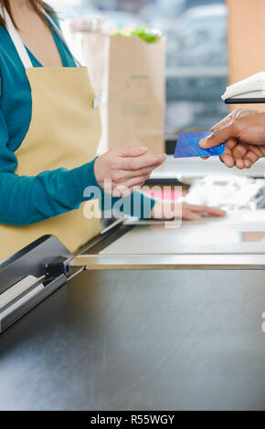 Remise client un vendeur d'une carte de crédit Banque D'Images