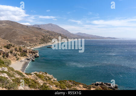 Paysage sur l'île de Crète, Grèce avec une large vue sur les montagnes avec une baie et une plage à l'avant Banque D'Images