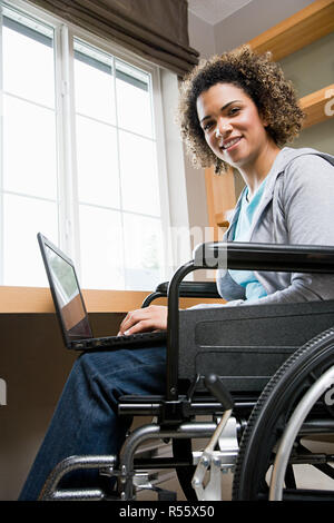 Mobilité woman using a laptop computer Banque D'Images