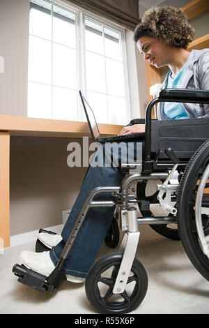 Mobilité woman using a laptop computer Banque D'Images