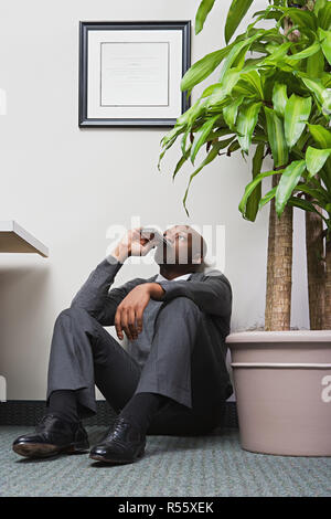 Businessman drinking à partir d'une flasque Banque D'Images