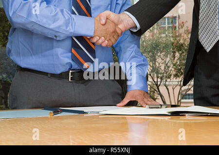 Businessmen shaking hands Banque D'Images