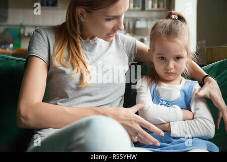 Offensé en colère petite fille mère, ignorant les mots des conseils Banque D'Images