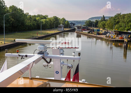 L'Allemagne. Moselle près de Mehring. L'approche d'un blocage de la rivière. Banque D'Images