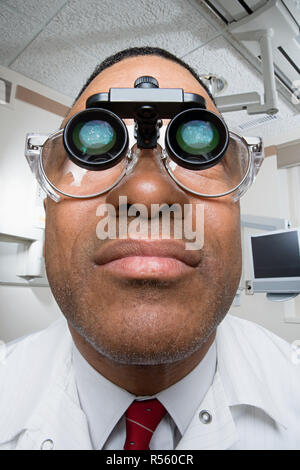 Porter des loupes binoculaires dentaire dentiste Banque D'Images