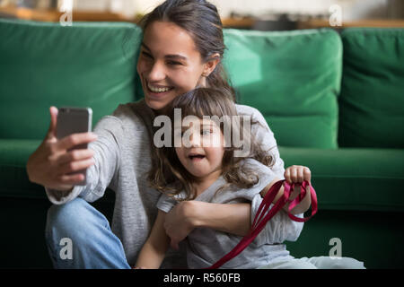 Happy smiling mother taking avec fille selfies Banque D'Images