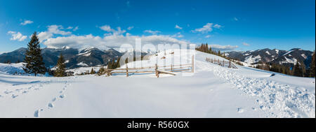 Matin d'hiver de montagne pittoresque paysage couvert de neige et chemin rural empreinte sur hill top (Ukraine, Carpates, tranquillité Dz pacifique Banque D'Images