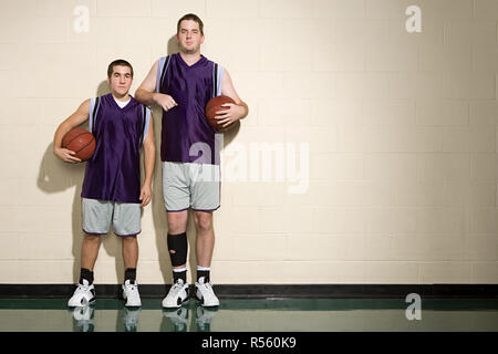 Haut et court de joueurs de basket-ball Banque D'Images