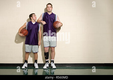 Haut et court de joueurs de basket-ball Banque D'Images